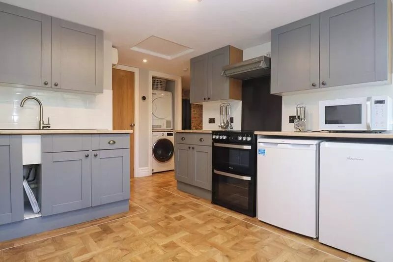 THE COTTAGE, pet friendly, with open fire in Bideford