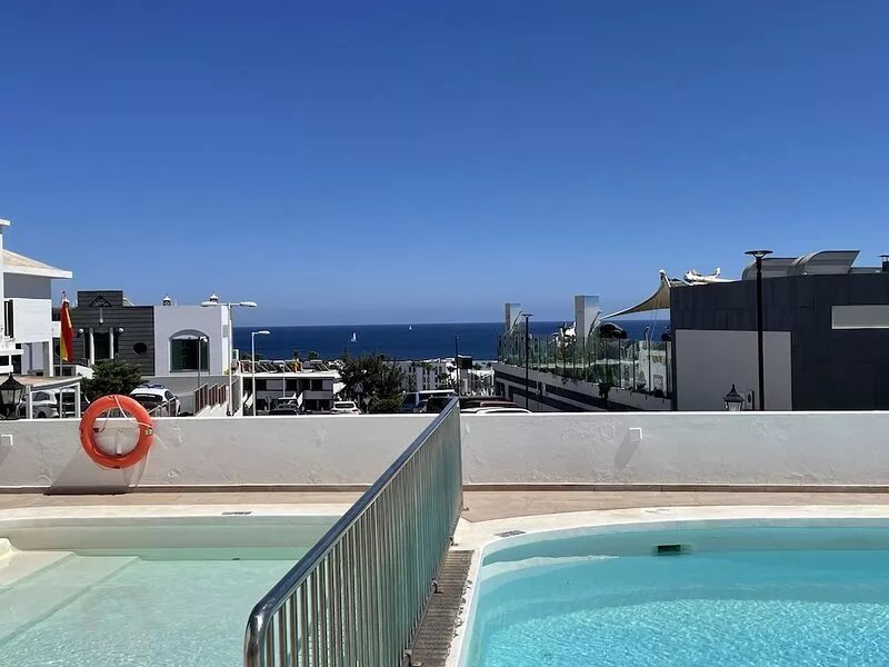Appartement mit Direktem Poolzugang in Kleiner Anlage mit Fernem Meerblick