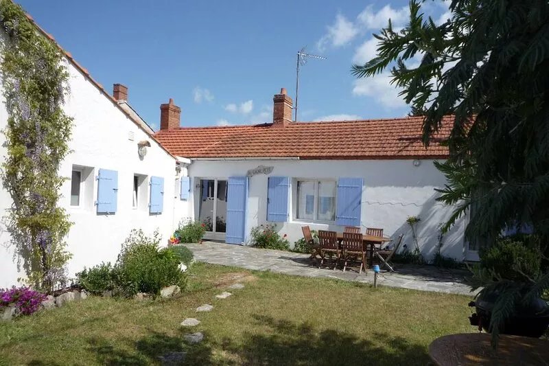 Noirmoutier Island, Le Vieil, 50 meters from the sea, country house sleeps 10.