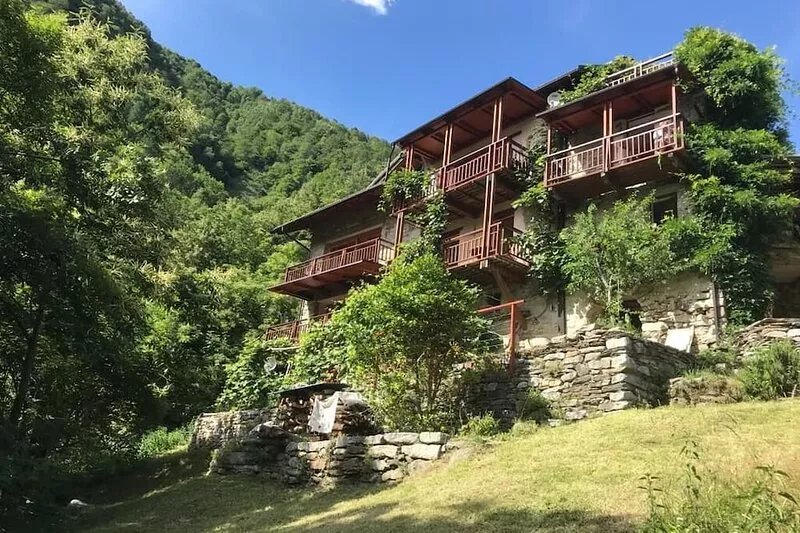 Old country house in breathtaking beautiful mountain landscape