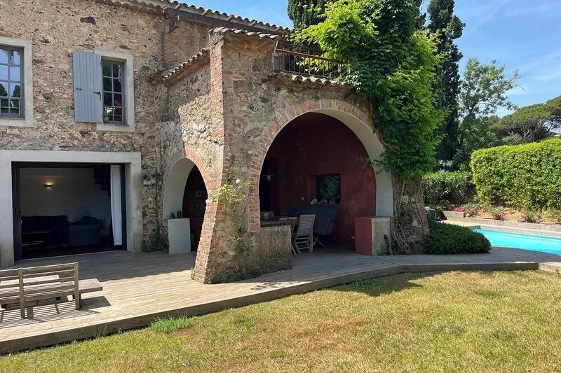 In an old country house, pretty house with private heated pool 5 'from St Tropez