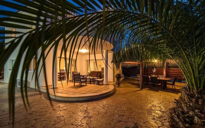 Delightful Luxury Villa with Private Pool. Walking distance to all amenities.
