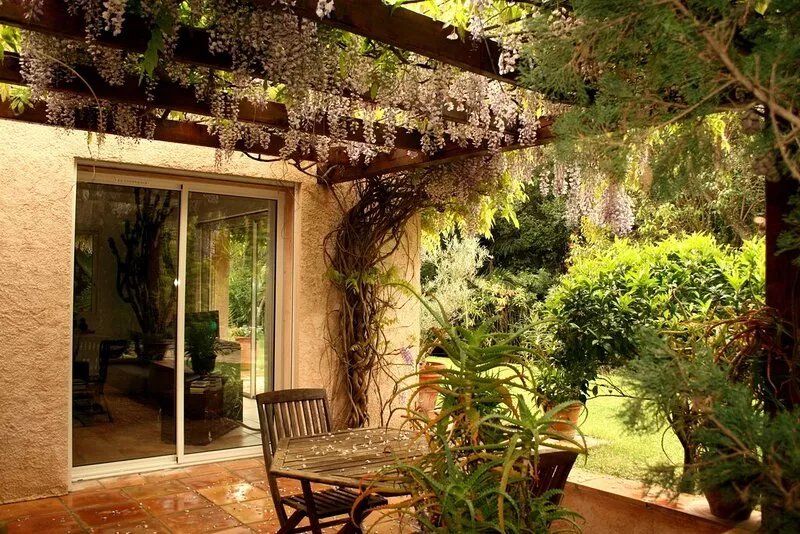 PRESQU'ÎLE DE ST TROPEZ. CONTEMPORARY VILLA ON ONE LEVEL 180m2 swimming pool