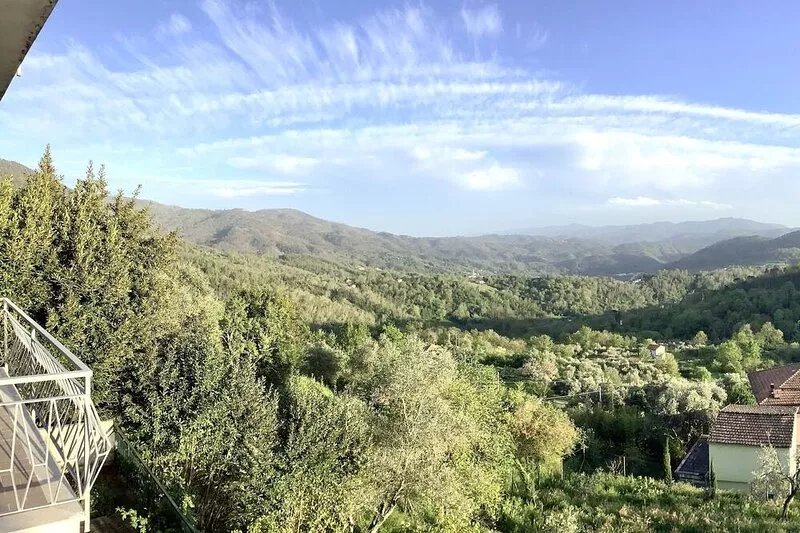 Artists' Villa,  4  bedrooms, large terrace, great views, Cinque Terre 40 min.!