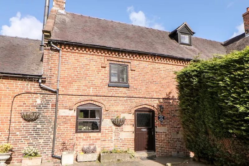 CHURCH FARM COTTAGE, pet friendly, with open fire in Edlaston