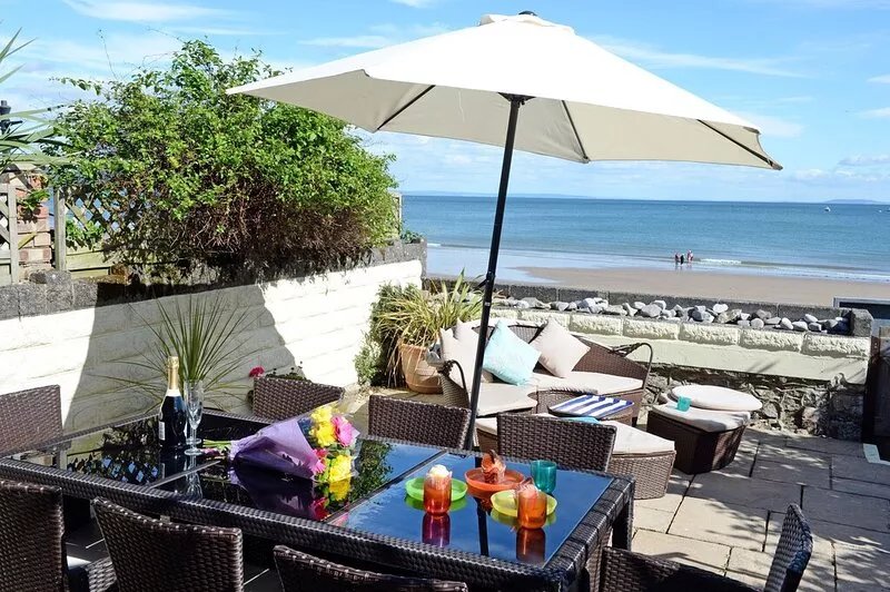 Gone to the Beach - Sea Views, Direct Beach Access