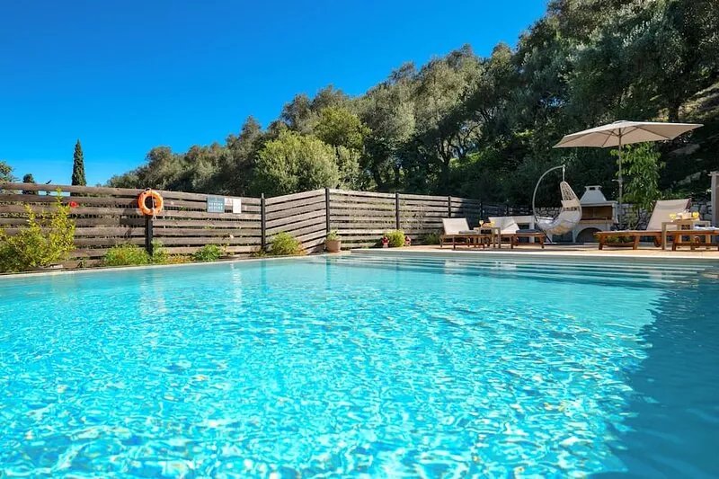 Luxury villa, heated pool, secluded in Saint Stefanos Sinies