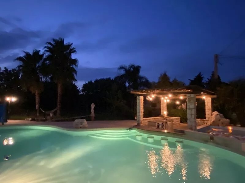 Private Villa with large gardens,  pool and swim up bar