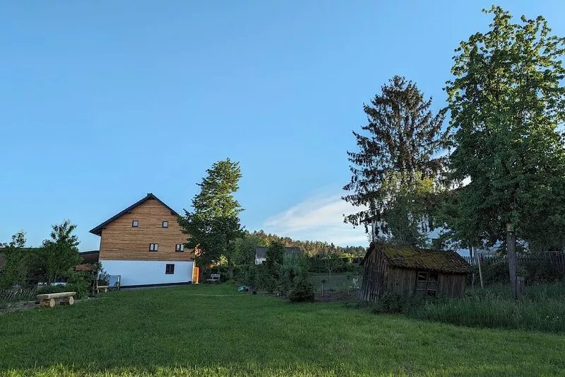 Idyllic four-sided farm in the middle of nature, child- and dog-friendly