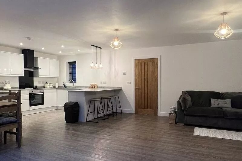 White 3 bed bungalow with en-suite and parking