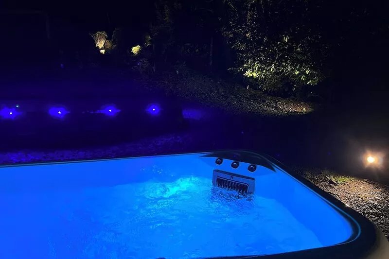 Turn up. Switch off Surrounded by trees with stream nearby, perfect escape for 2