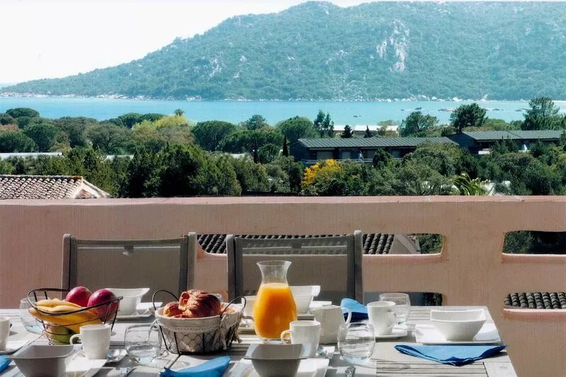 Magnificent sea view in private residence with swimming pool. Located 300 m
