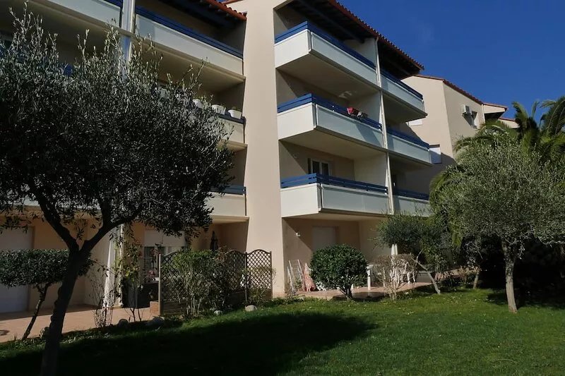 Well-exposed T2 with air-conditioning in the bedroom and close to the municipal