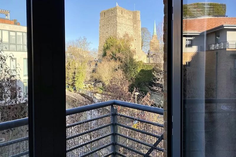 Luxury apartment overlooking Oxford Castle.
