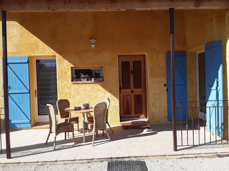Villa in the heart of the Aix countryside.