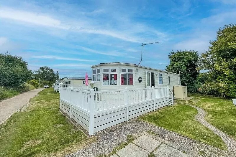 Great dog friendly caravan to hire with field views in Norfolk ref 10132B