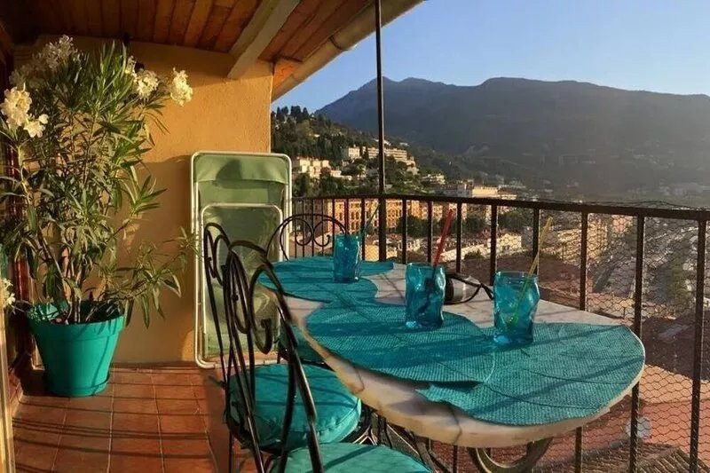 LA MANDARINE BLEUE: (the blue mandarin): terrasse with a panoramic view on sea