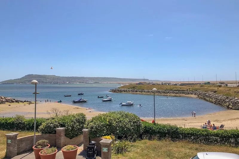 BEACH VIEW HOUSE, family friendly, with a garden in Wyke Regis