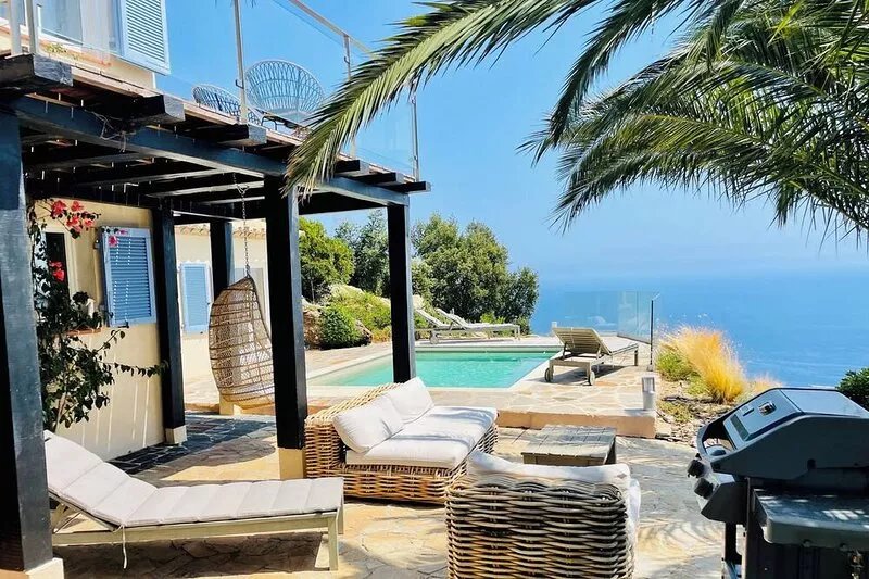 Superb villa with sea view and swimming pool