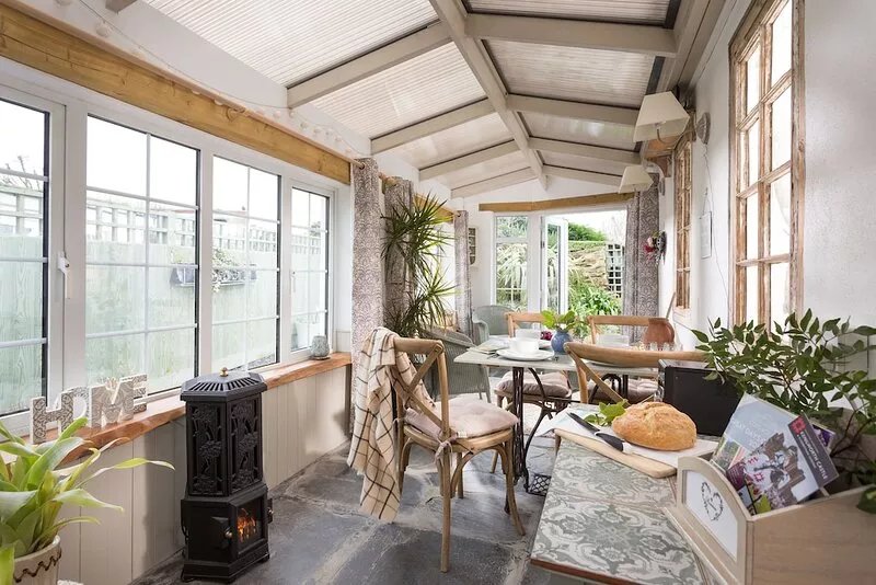 Quirky home with romantic shepherds' hut bedrooms and pretty garden near Padstow