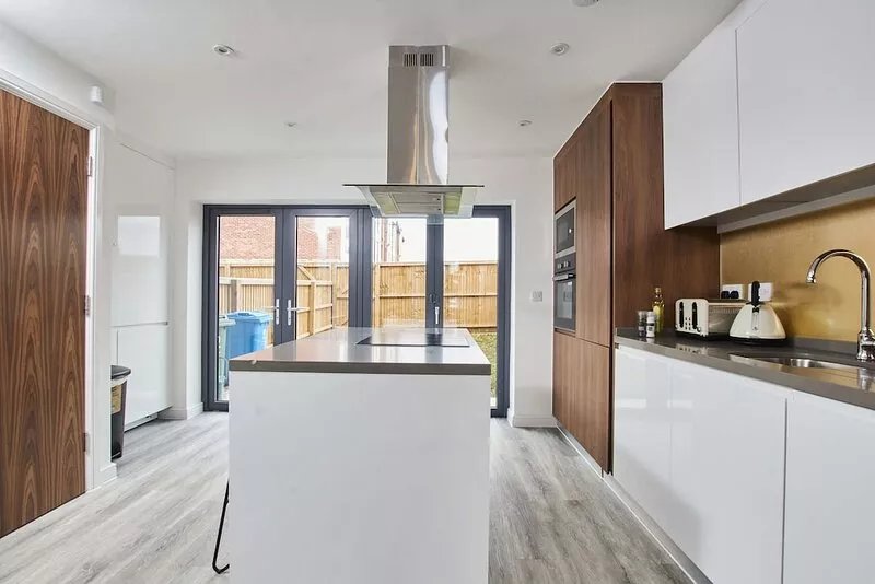 Exquisite 5 Bedroom House with Parking