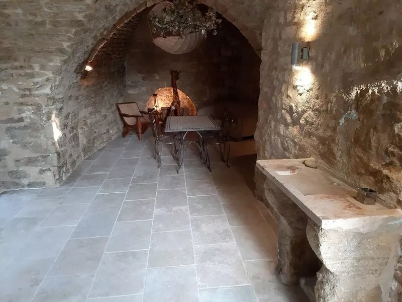 Large 1-bedroom 3-bed gîte in a beautiful Provencal village