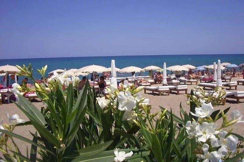 VILLECEFALU. English lawn. 2 kitchens, 3 bedrooms, 3 bathrooms, veranda