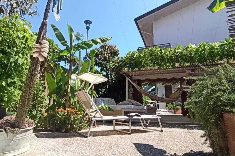 Single cottage with 6 beds and garden (CIN: IT046033C2FHIIU2HV)