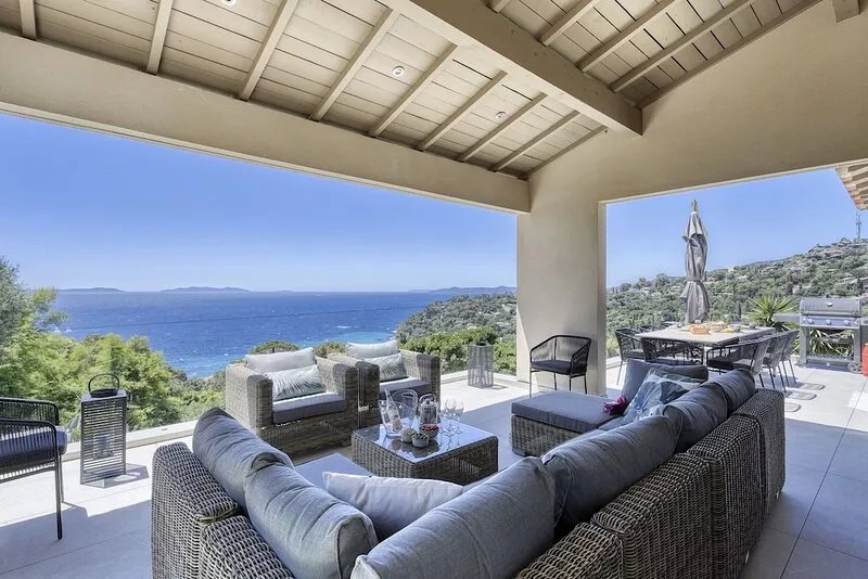 Spectacular sea view / shops and beach within walking distance / Luxury