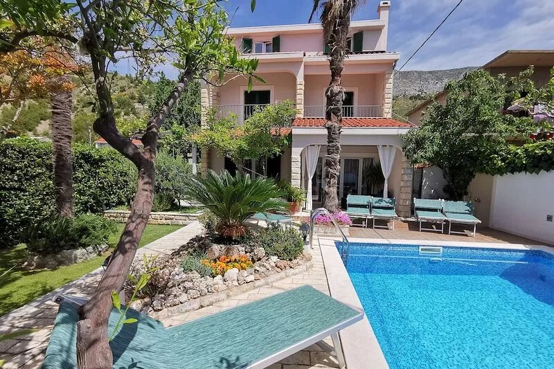 Seafront villa, sandy beach, heated pool, sauna, fitness,.