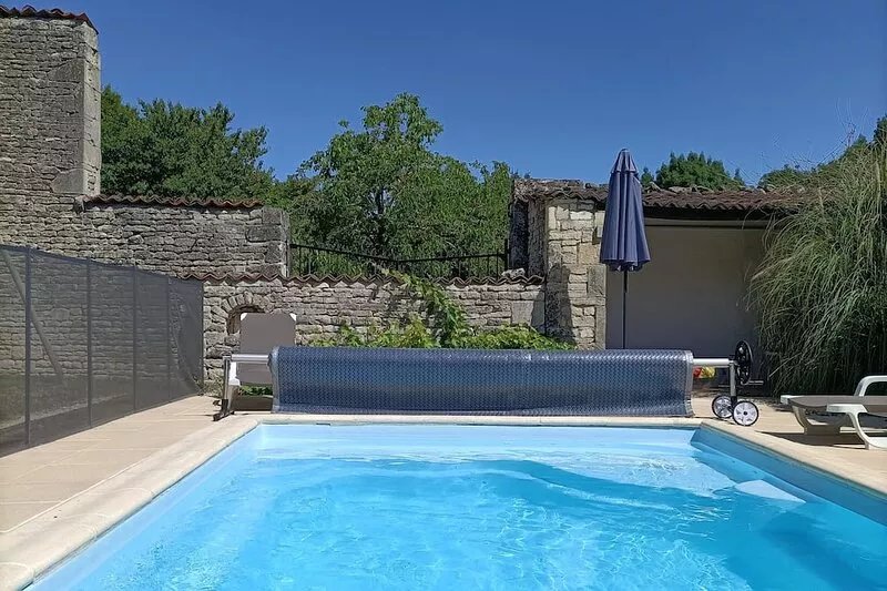 5 beds cottage with heatted pool in a lovely stones village