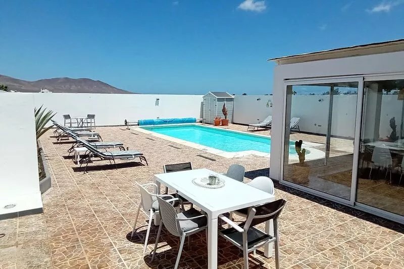 Villa with private pool, roof terrace and mountain view
