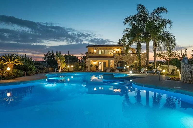 Villa Oasi, elegant villa with private swimming pool just 2 km from the sea