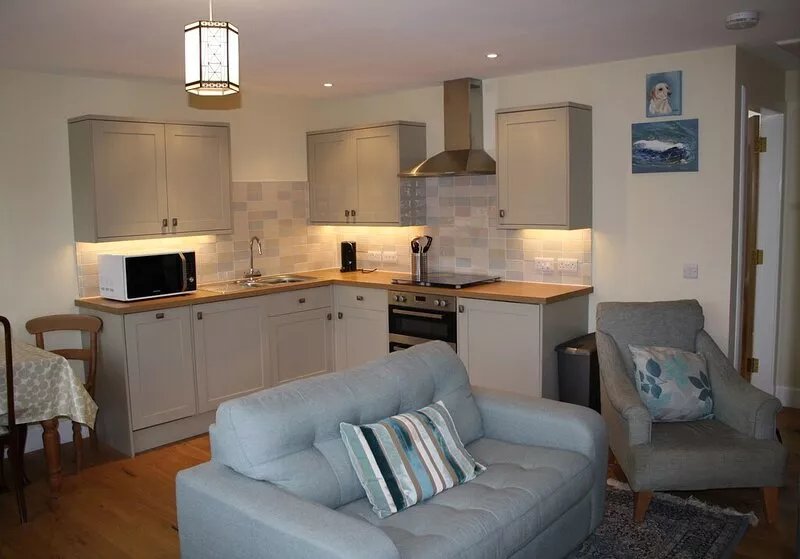 Light and bright ground floor level cottage, sleeps 4