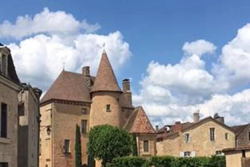 Heart of medieval beau village Belves- townhouse with terrace and garden.
