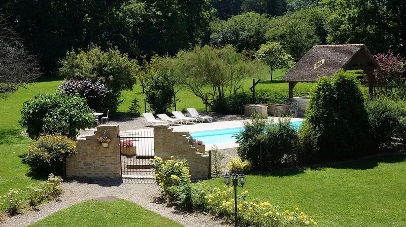 Charming building for groups in the countryside very close to Beaune