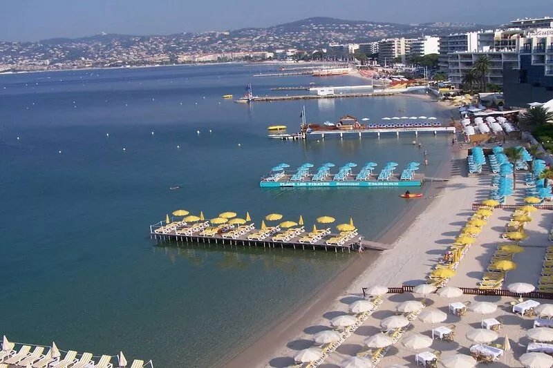 Ideal for holidays in the sun, 100 meters from the beaches and Cap d'Antibes