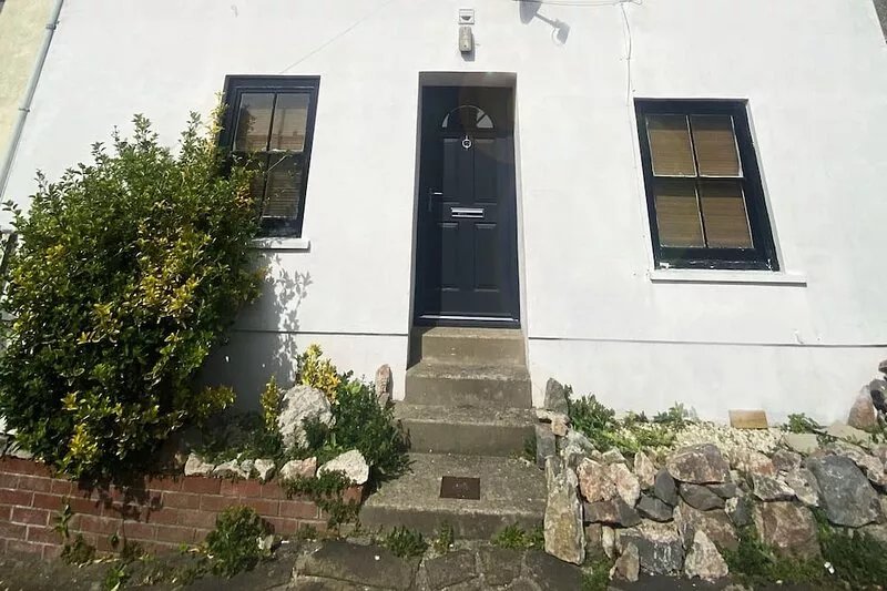 Courtyard flat sleeping 3, steps from Pembroke Millpond