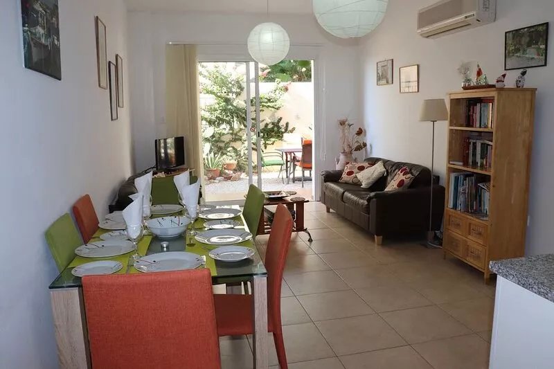 centre of Peyia village, 2 Bedrooms, communal Pool, Patio/garden, BBQ free wifi