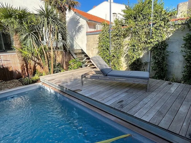 Air-conditioned villa with pool 5 minutes' walk from the old port and beach