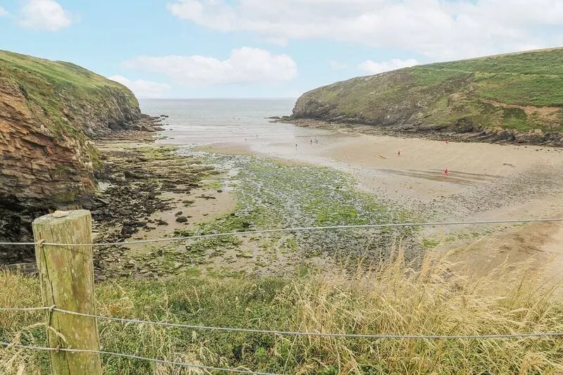 HILLBROOK HOUSE, pet friendly, with a garden in Nolton Haven