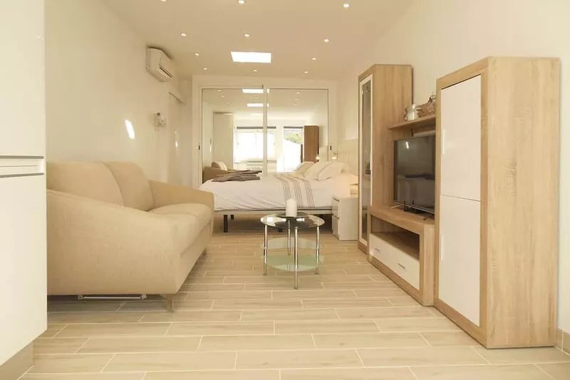 Newly Built Luxury Studio with Sunny Garden, WIFI, Air Con & Full Sky TV