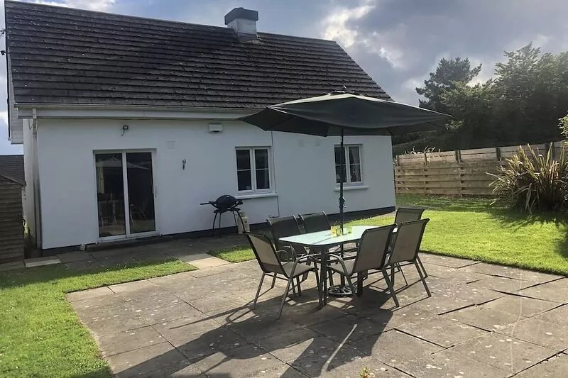 County Wicklow country cottage by the sea. 15 mins walk from beach