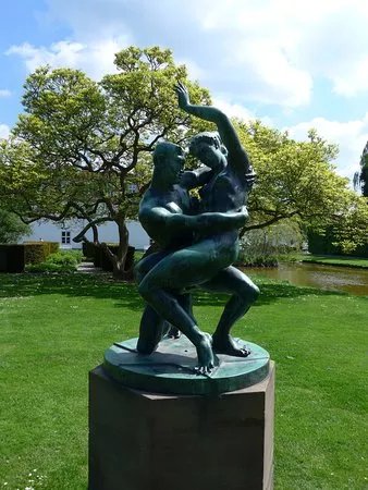 The Battle of the Sexes - Statue