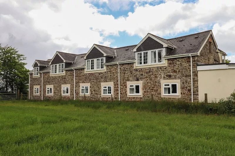 BLUEBELL AT MOORHEAD COUNTRY HOLIDAYS, with pool in Woolfardisworthy