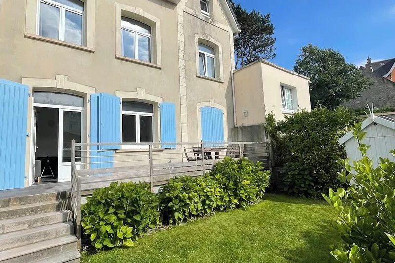 House with garden and private parking in town center, 200 m from the beach