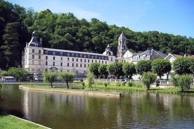 Maison de maitre -river frontage -private heated pool 5 mins walk to the village