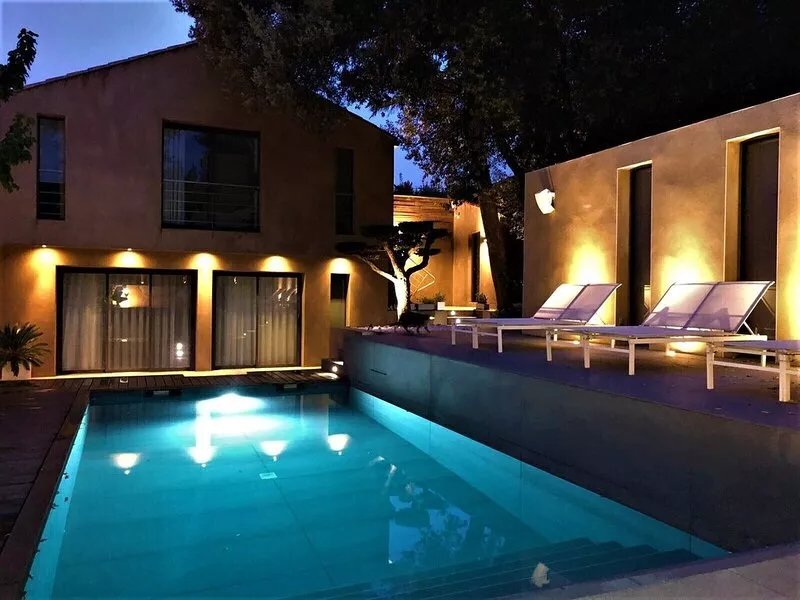 Luxury villa with pool at the foot of the city