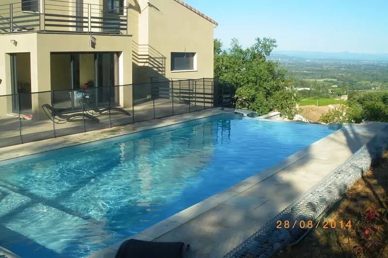 New villa-8 to12 persons-isolated-6 bedrooms-sauna and swimming pool with opt