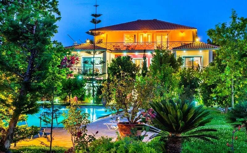 Lefkas Blue Three-Bedroom Suite   near to the town and close to the beach.